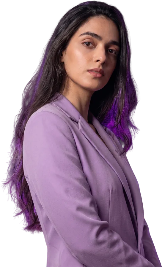 Damaris Gil, diseñadora gráfica, retrato de medio cuerpo con traje lila